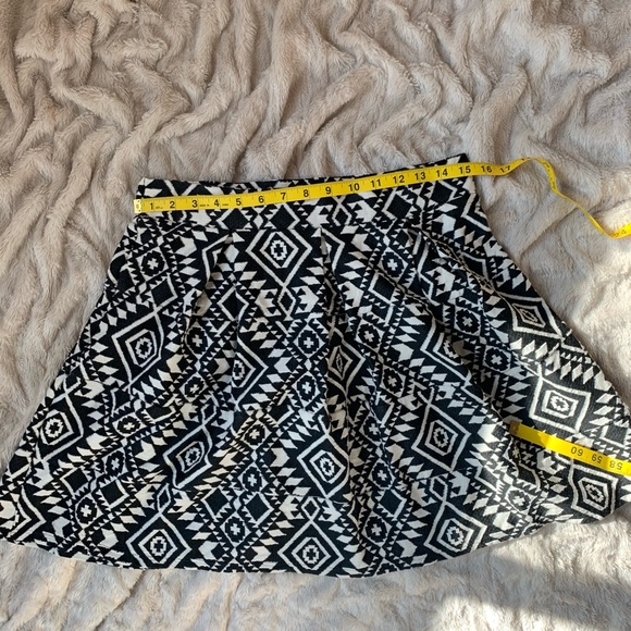 Black and White Pleated Skirt - Picture 3 of 6